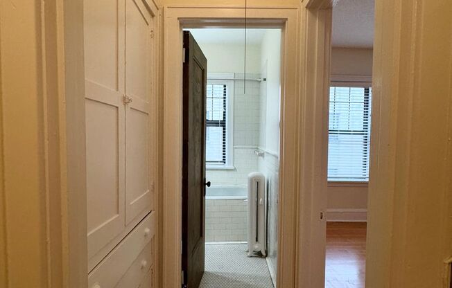 Studio, 1 bath, $875, Unit 304