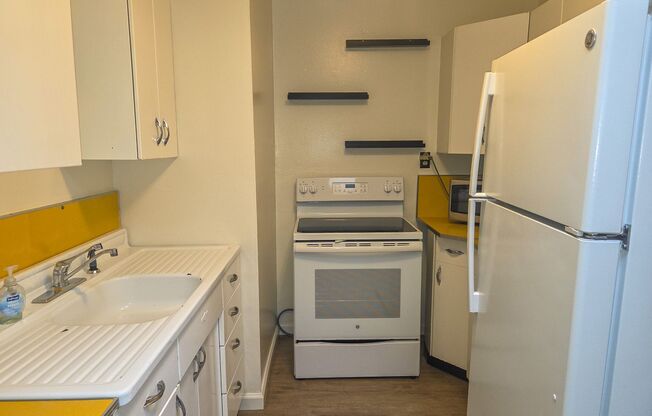 Charming Duplex Style 1 Bedroom 1 Bathroom Menlo Park Bungalow!