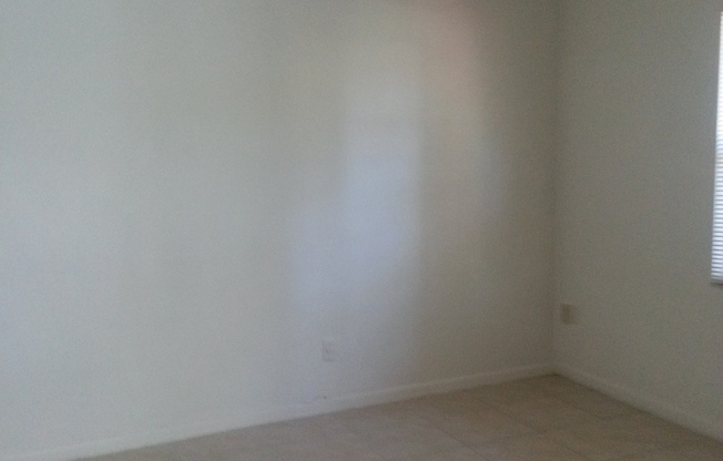 CUTE AFFORDABLE 2/2 DUPLEX off Michigan!
