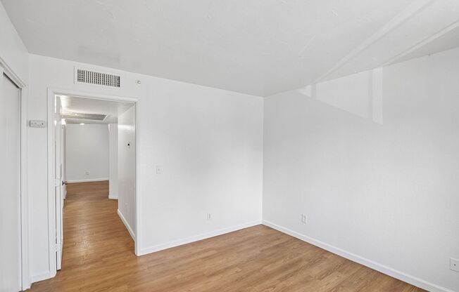 3 beds, 1 bath, 950 sqft, $975, Unit 201