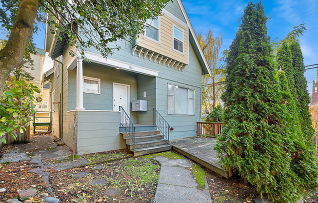 52ND Street 52ND Street Apartments