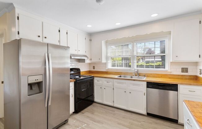 Spacious 4-Bedroom Home in Willow Oaks – Minutes from Langley AFB!