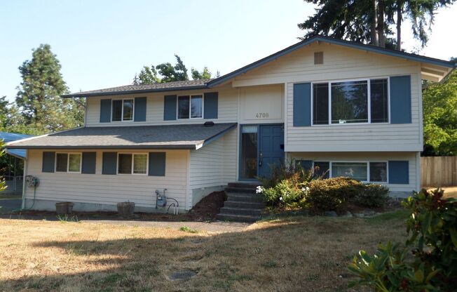 Lovely and LARGE 3-Bedroom Home w/Large Yard in Great Tacoma Location!!