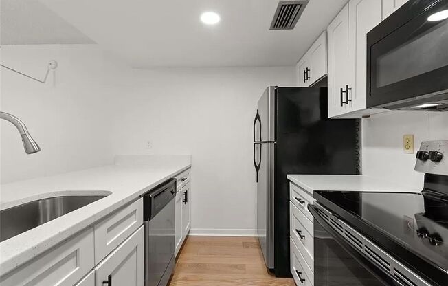 2 beds, 1 bath, $1,995, Unit APARTMENT A25