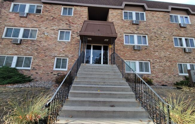 Newly Updated 1 Br/1 Ba Condo w/Hdwd Flrs, SS Appl, AC, Off-St Parking in Uptown Mpls near Wedge Co-op!