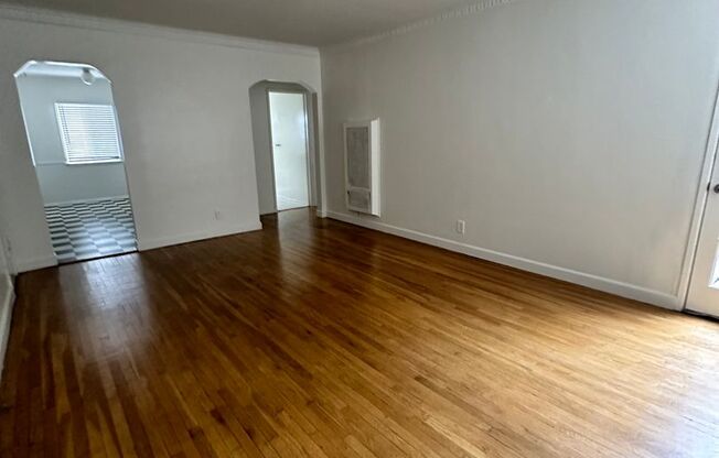 2 beds, 1 bath, 900 sqft, $3,250, Unit 2611-A Euclid St.