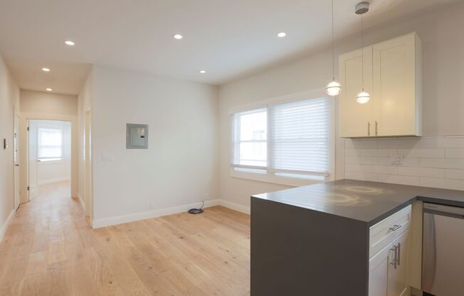 OPEN HOUSE: Sunday (7/13) 2:30pm-3:00pm. Renovated 1BR/1BA on the west side of Lake Merritt, Shared Laundry, Small pets considered (1568 Madison #2)
