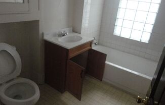 2 beds, 1 bath, $875, Unit upper front (Unit A)