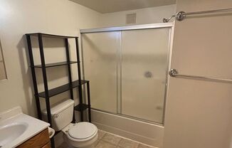 2 beds, 1 bath, $750, Unit B