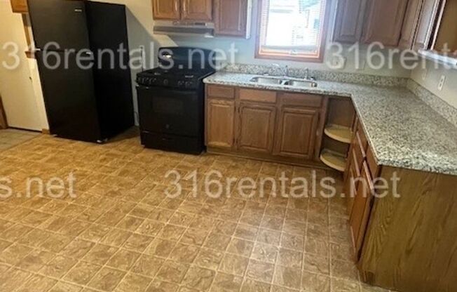 $1025 - 3 bedroom / 1.5 bathroom - Single Family Home