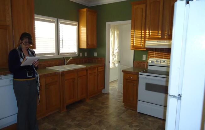 3 beds, 2 baths, $1,300