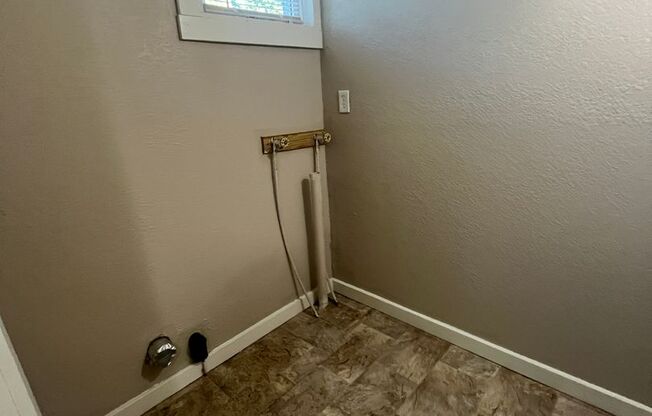 3 beds, 1 bath, $950