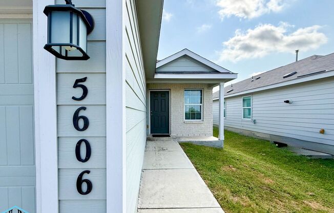 Comfort, Convenience & Accessibility! Beautiful 3-Bedroom 2-Bath Singe Storey Home Near Randolph & Ft. Sam!