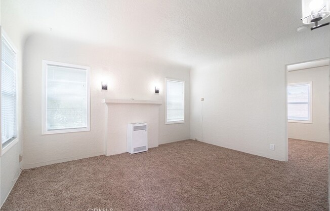713 W 14 ST