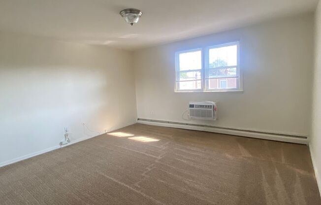 2 beds, 1 bath, 810 sqft, $1,595, Unit 00 - J- 8