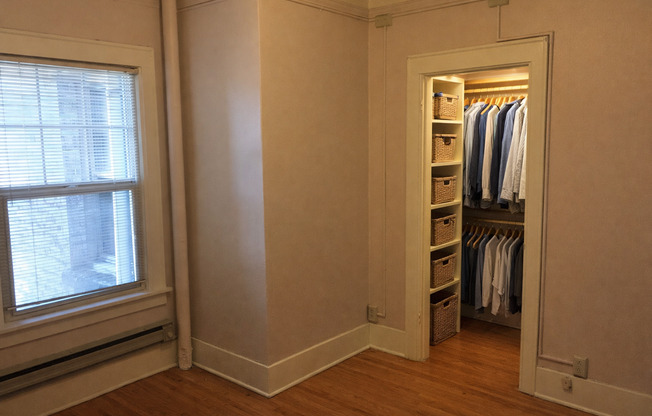 Studio, 1 bath, 300 sqft, $1,100, Unit 203