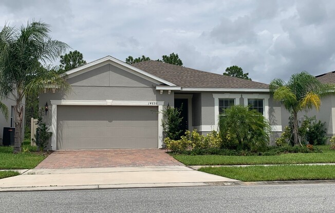 Beautiful 4/3 with fenced yard in Hunters Creek! Available August 2026