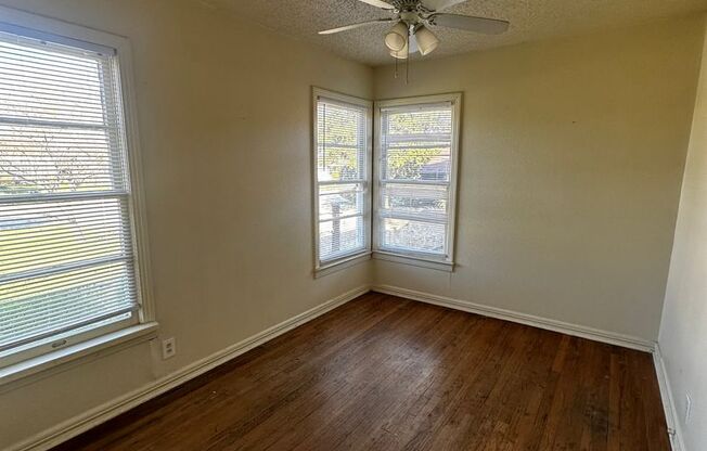 3 bedroom 1 bathroom with 1 car garage in 76107