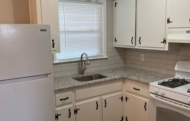 2 beds, 1 bath, 750 sqft, $1,295, Unit 1140D