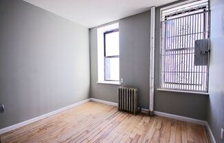 3 beds, 1 bath, $4,400, Unit 4