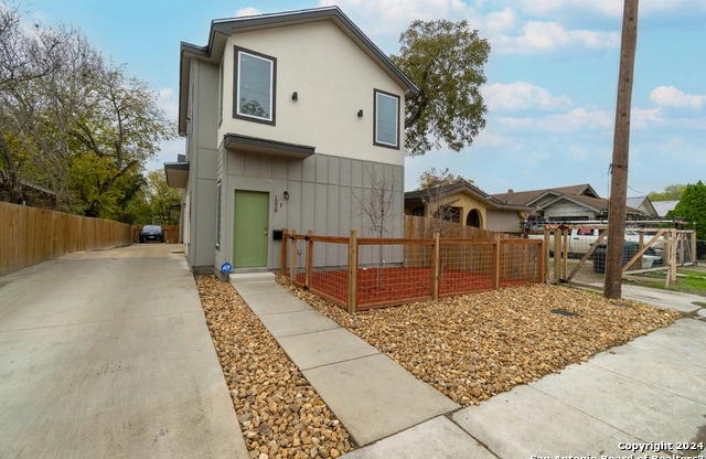 1528 LAMAR ST