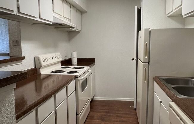 2 beds, 2 baths, 914 sqft, $1,095, Unit 22-904