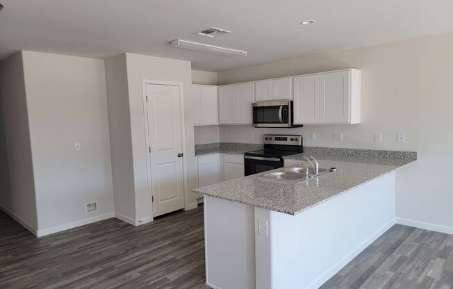 1st MONTH'S RENT FREE!!  4 Bedroom House in Bullhead City