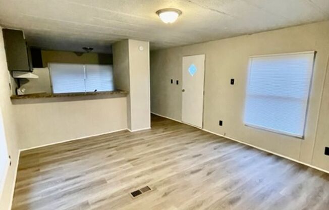 Adorable 2 bedroom 1 bath Moble Home located it Dallas