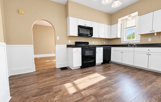 Available NOW! Large 4 bedroom 1 bath house in Dayton's Bluff area!!