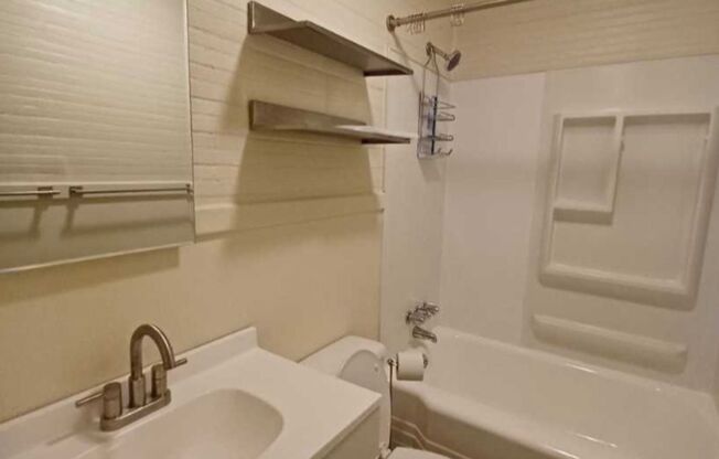 2 beds, 1 bath, $1,300