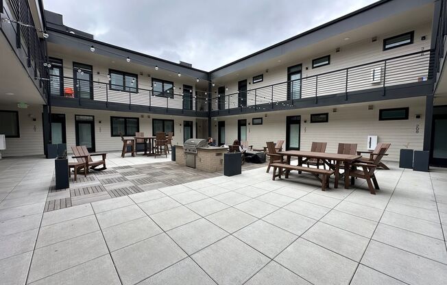 Outdoor Courtyard & Grill!