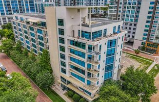 Fully Furnished 2bed/2bath/2parking Executive Accommodations. Housekeeping and Utilities Included.