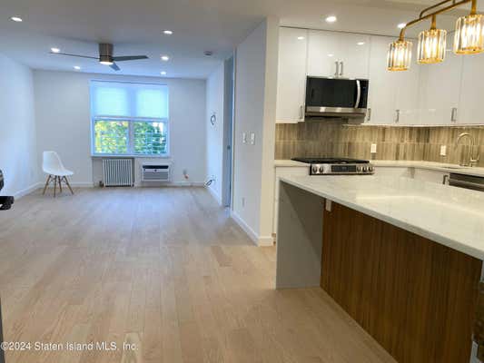 2 beds, 1 bath, 865 sqft, $2,600, Unit 4S