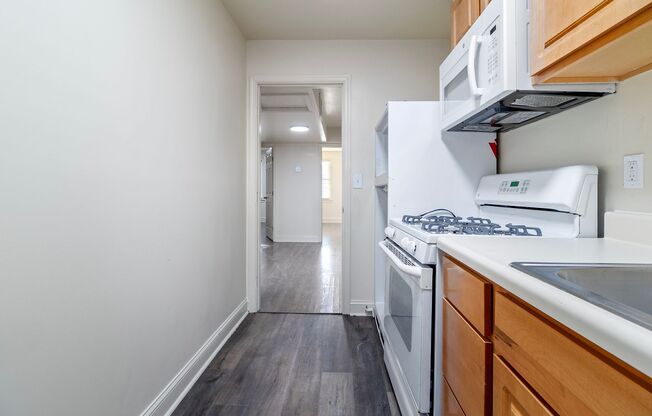 3 beds, 1 bath, $3,400, Unit 4