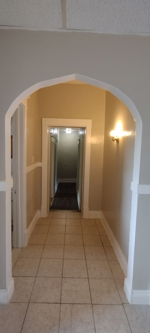 3 beds, 1 bath, $1,400, Unit 3
