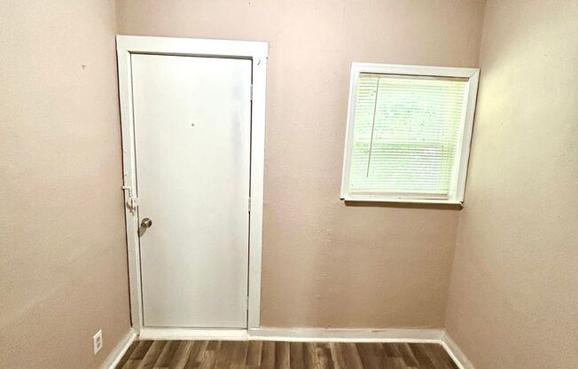 **APPLICATION RECEIVED** MUST SEE! 2 Bedroom 1 Bath Unit Near the Alamodome!