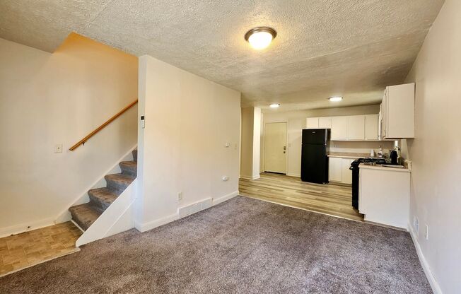 2 beds, 1 bath, $995, Unit 331 Murray Street