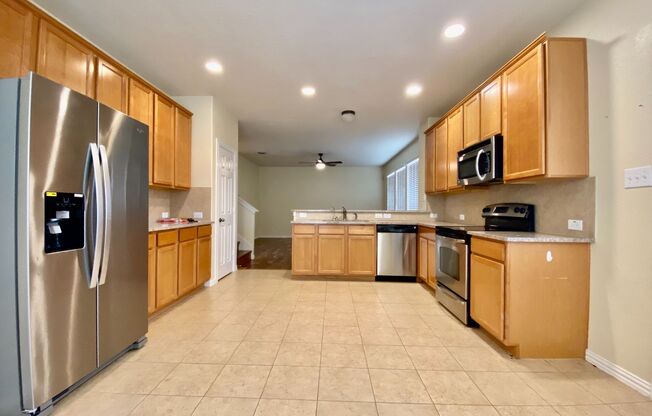 3 BED/2.5 BATH House for lease! Located close to Lackland Air force Base