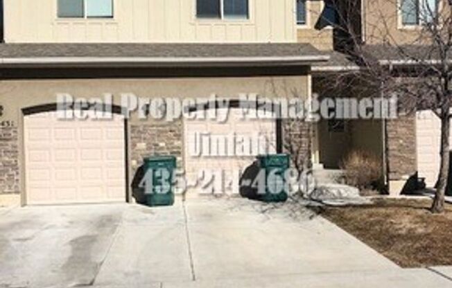 3 bed 2.5 bath townhome in Fox Run