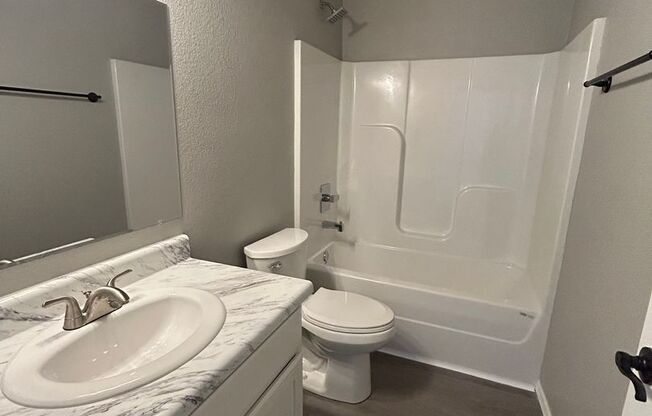 2 beds, 1 bath, $895