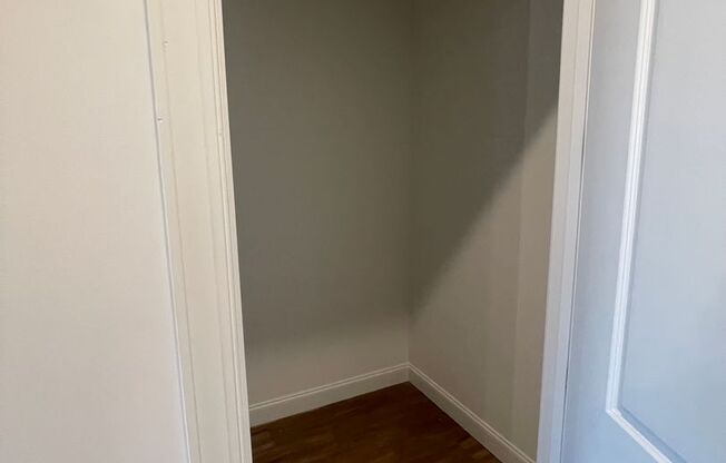 1 bed, 1 bath, 859 sqft, $1,600, Unit B102