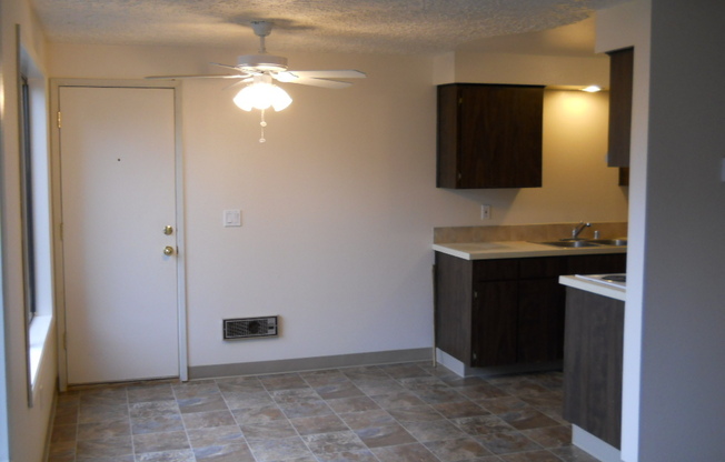 2 beds, 1 bath, 940 sqft, $1,398, Unit 37