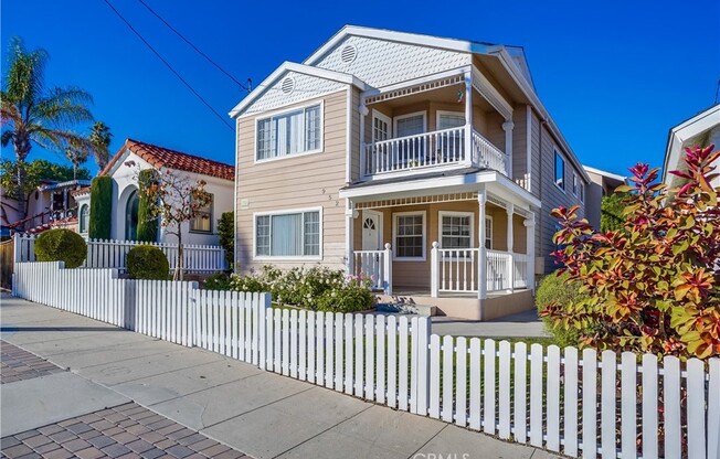 952 W 18 ST