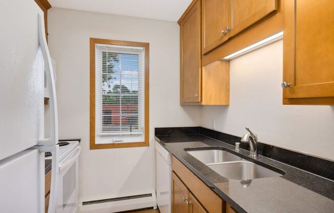 2 beds, 1 bath, $1,300, Unit 11