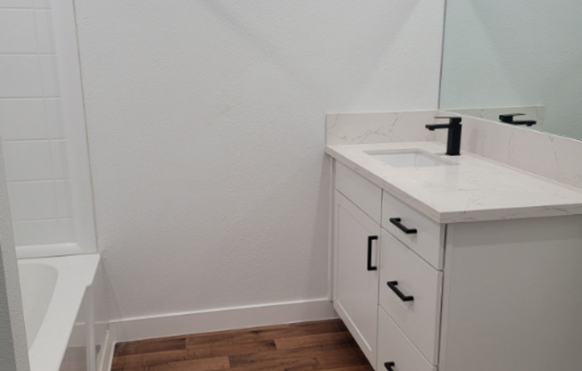 2 beds, 1 bath, 1,000 sqft, $1,000, Unit 39-117
