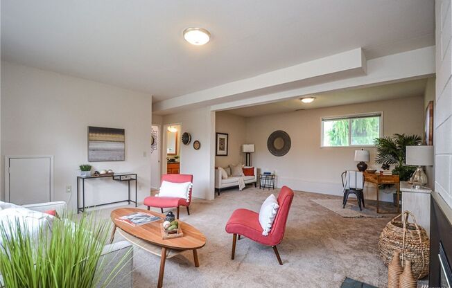 5 beds, 3 baths, $3,900