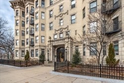 2 beds, 1 bath, 687 sqft, $3,500, Unit 1B