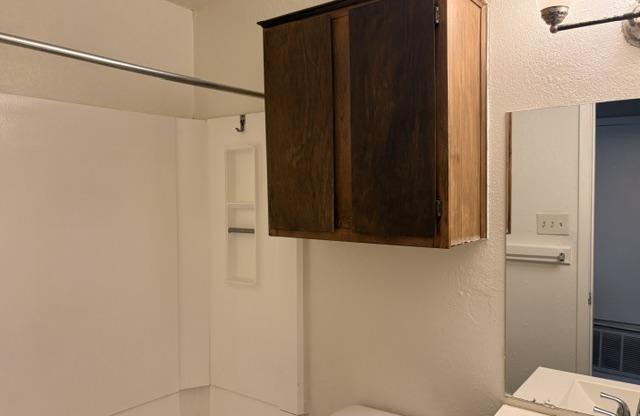 2 beds, 1 bath, 968 sqft, $1,100, Unit # #B