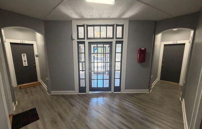 1 bed, 1 bath, 800 sqft, $1,100, Unit B