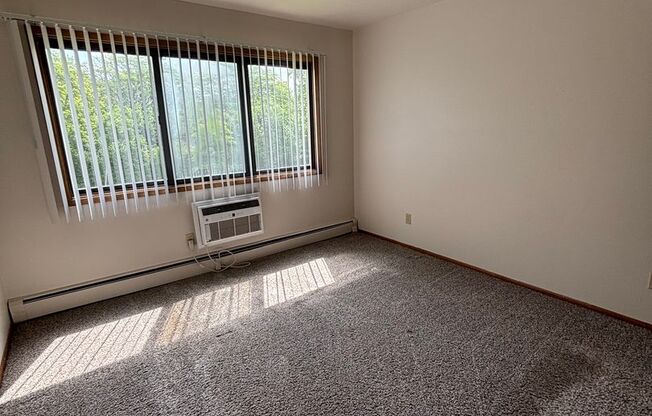 3 beds, 1.5 baths, 1,204 sqft, $1,569, Unit 5176 04